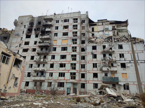 Зруйнована російськими обстрілами багатоповерхівка у Степногірську. Фото сайту "Відбудова"