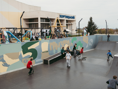 Презентували скейт-майданчик: у Запоріжжі відбувся молодіжний фестиваль (фото)