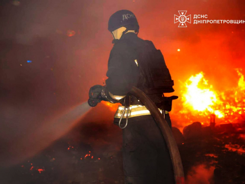 Вдарили по житловому будинку та адмінбудівлі – на Запоріжжі ворожі обстріли спричинили масштабні пожежі (фото)