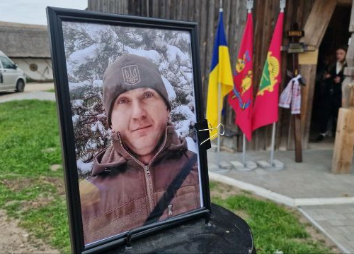 Мама вірила до останнього - у Запоріжжі попрощалися з 37-річним героєм Олександром Дороховим