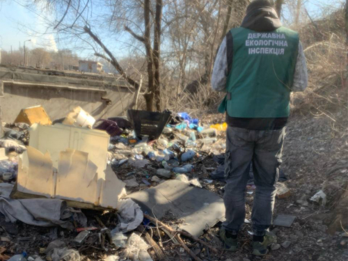 У Запоріжжі вздовж залізничної колії виявили сміттєзвалище, фото: Держекоінспекція Південного округу