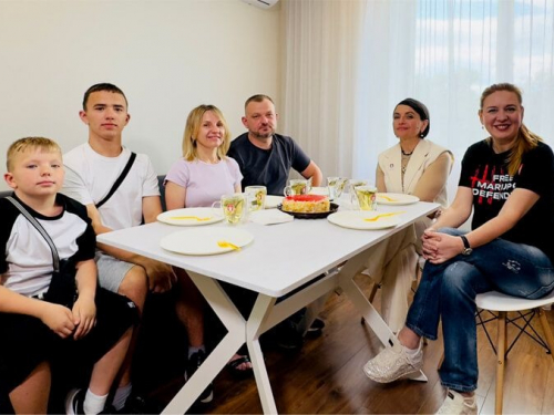 Оборонець Маріуполя Павло Щепка отримав власну квартиру від "Серця Азовсталі"