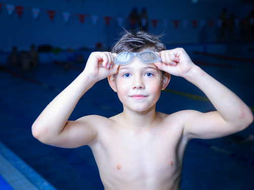 У Запоріжжі діти, що постраждали від війни, продовжують заняття з плавання