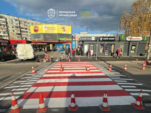 Підвищили безпеку — у Запоріжжі облаштували новий перехід поблизу із двома школами (відео)