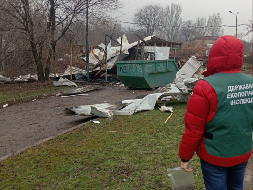 Уламки та відходи від руйнувань – у Запоріжжі обстежують місця обстрілів окупантів