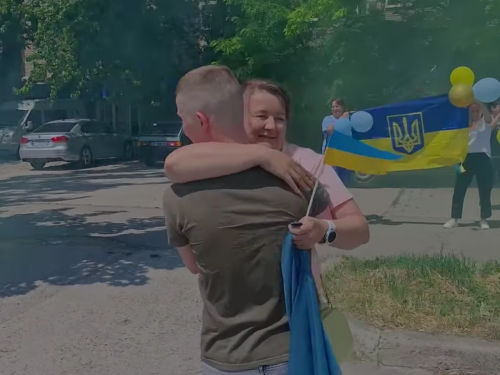 Оплески та сльози - у Запоріжжі зустріли захисника, який повернувся з трирічного полону (відео)