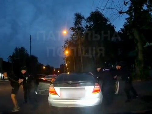 Тікав на Мерседесі від поліції - у Запоріжжі молодик намагався уникнути покарання за скоєне ДТП (відео)