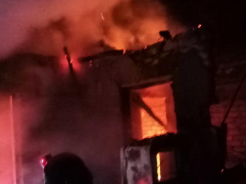 Ворожий дрон знищив будинок — у Запорізькому районі внаслідок обстрілу сталася пожежа (фото)