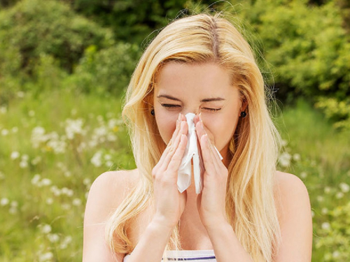 Чхання та закладений ніс - поради алергікам як не захворіти навесні