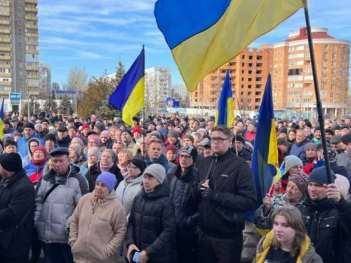 В Енергодарі півтори тисячі людей вийшли на мирний протест: окупанти намагалися захопити учасників