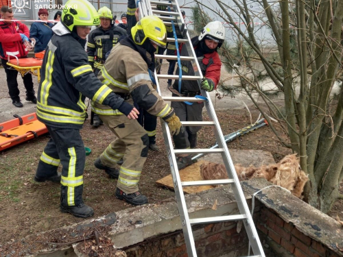 Рятувальники дістають жінку з п’ятиметрового колодязя у Запорізькому районі. Фото: ДСНС