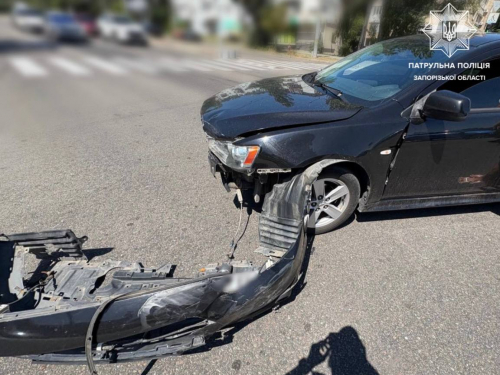 У Запоріжжі сталася аварія через порушення правил дорожнього руху на перехресті (фото)