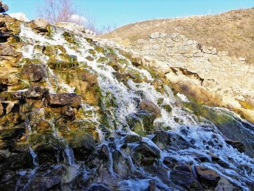 Як виглядає водоспад неподалік Запоріжжя на початку весни - фото