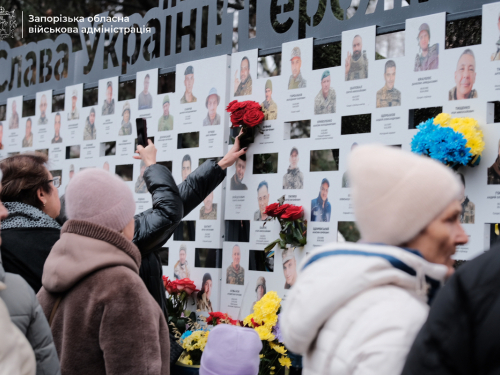 Обличчя Героїв: у Запоріжжі на Алеї пам’яті відкрили нові стенди з портретами полеглих на війні захисників (фото, відео)