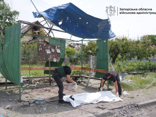 Ворог вдарив КАБами біля зупинки з людьми в селищі Балабине Запорізького району: подробиці трагедії (фото)