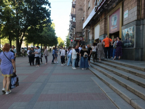 Роками псувала вигляд - у Запоріжжі очищують знакову арку від незаконної реклами (відео)