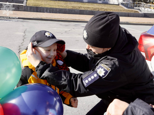 У Запоріжжі патрульні привітали хлопчика, який мріє стати поліцейським, фото: Патрульна поліція Запорізької обласної