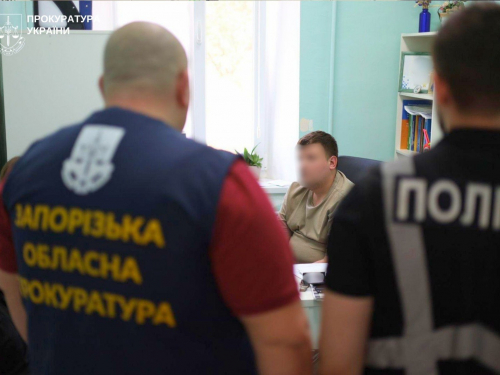 У Запоріжжі на гарячому викрили лікаря зі схемою для ухилення
