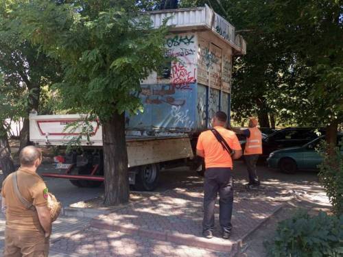 Місто без хаосу - у центрі Запоріжжя демонтували ще два МАФи (фото)