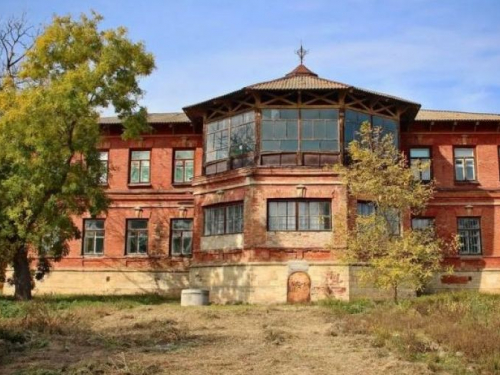 В селе Запорожской области прекрасно сохранилось здание старинной усадьбы 19 века - фото