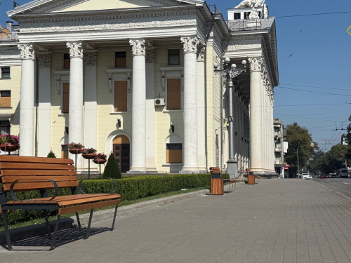 Вздовж центрального проспекту Запоріжжя встановили нові лави (фото)