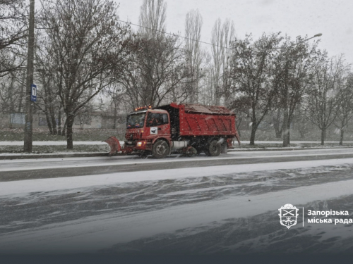 У Запоріжжі випав сніг - як працюють служби та що радить поліція (фото)