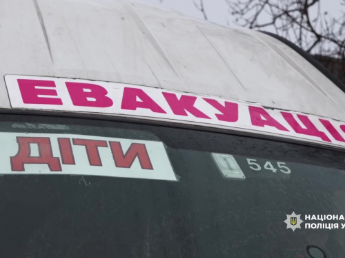 На Запоріжжі поліція та волонтери врятували родини з дітьми у Кушугумі (відео)