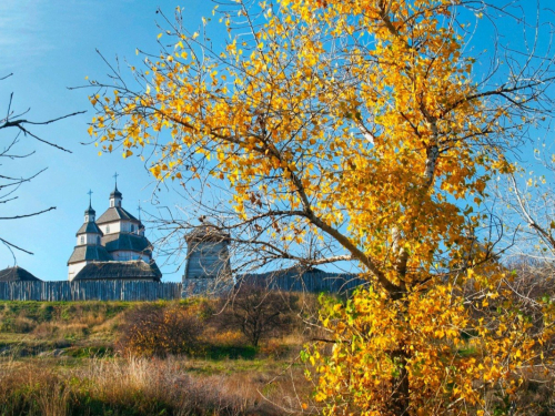 На Хортиці у Запоріжжі відкрили експозицію «Хрести віри і волі».