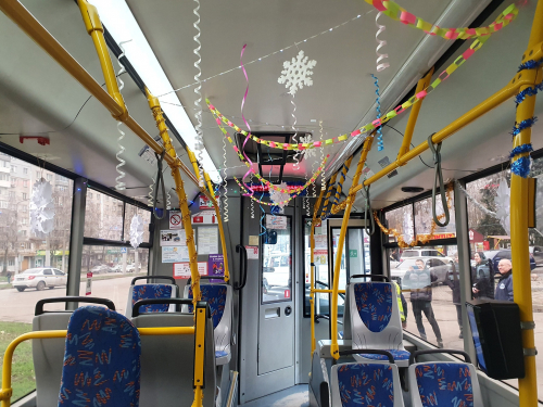 Святкові вогники та мішура - у Запоріжжі нагородили переможців конкурсу новорічного оформлення громадського транспорту (фото, відео)