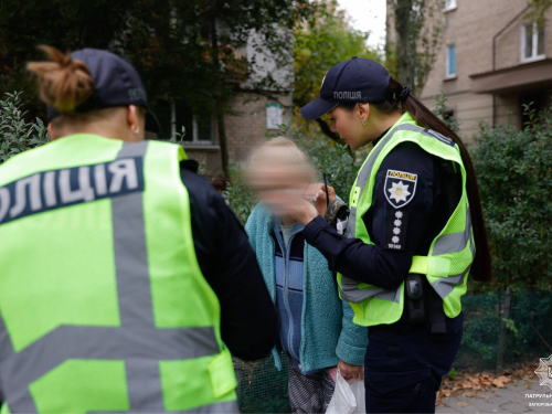 У Запоріжжі інспектори помітили дезорієнтовану жінку під час патрулювання