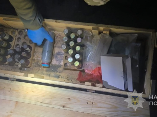 Правоохоронці Запорізького району приїхали на сварку між сусідами, а виявили у 52-річного чоловіка схованку з підривачами, зарядами та невідомою речовиною