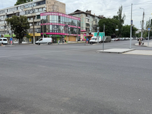Працювали вночі – у Запоріжжі відремонтували дорогу на важливому перехресті (фото)