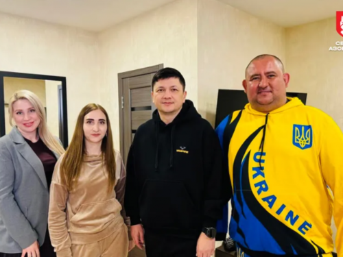 Голова Миколаївської ОВА Кім завітав на новосілля до оборонця Маріуполя, який отримав квартиру від "Серця Азовсталі"
