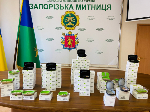У Запоріжжі конфісковані слухові апарати передали школі-інтернату (фото)