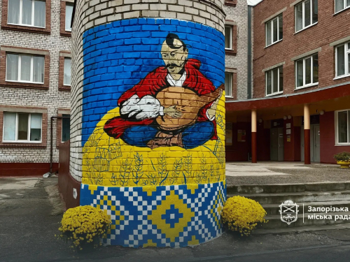 У Запорізькій гімназії № 106 з’явився новий мурал, присвячений козацькій спадщині краю 