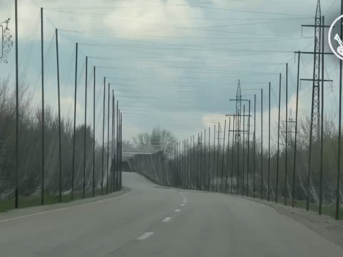 Близько двохсот кілометрів під захистом: запорізькі дороги закривають від дронів (фото, відео)