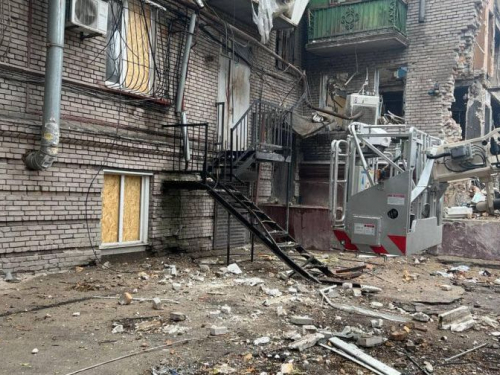 У Запоріжжі триває ліквідація наслідків ракетних ударів по багатоповерхівкам та приватним будинкам - фото