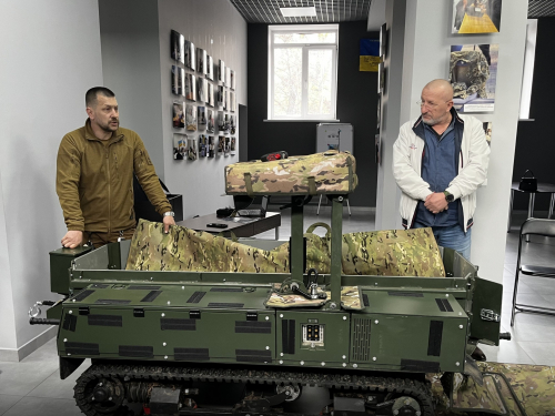 У Запоріжжі презентували «Терміт 2.0» — наземний робот поїде на фронт рятувати життя (фото)