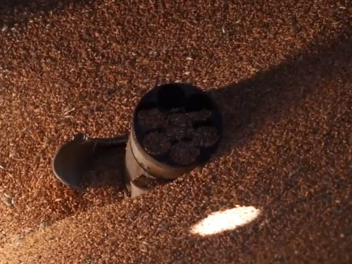 У Запорізькому районі ворожий снаряд застряг у зерносховищі - відео