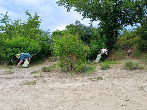 У заповідному запорізькому урочищі прибрали сміття на березі Дніпра - фото