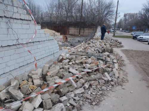 Зруйнували частину паркану – біля парку «Дубовий гай» неможливо пройти по тротуару