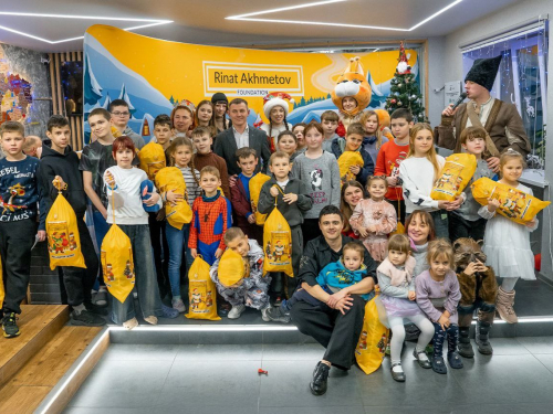 У Дніпрі для дітей з вразливих категорій Фонд Ріната Ахметова організував серію новорічних заходів