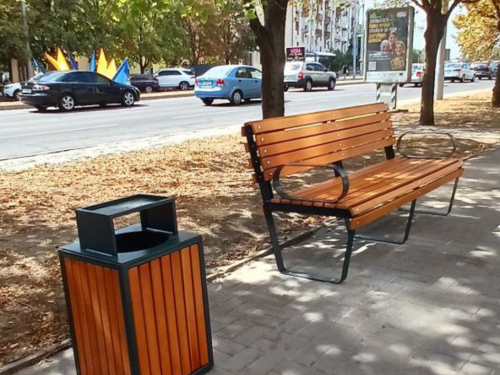 В центрі Запоріжжя встановили нові лавки та урни для зручності містян