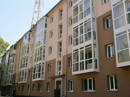 Звели дах і утеплюють стіни – у Запоріжжі продовжують капітальний ремонт будинку на вулиці Незалежної України (фото)