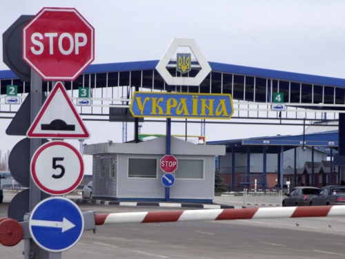 Запорізькі поліцейські та міграційна служба примусово видворили з України 37-річного мігранта, який переховувався від закону та мав судимості