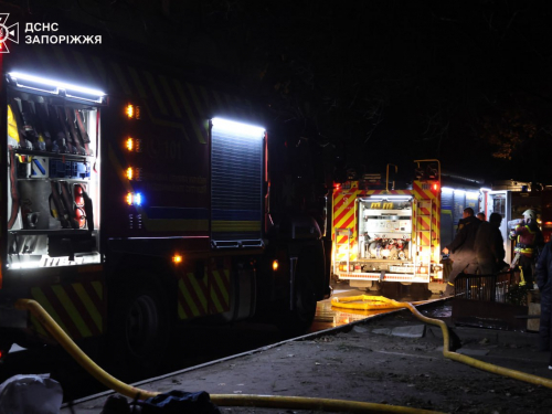 У Запоріжжі пожежа забрала життя жінки — рятувальники вивели людей з багатоповерхівки (фото)