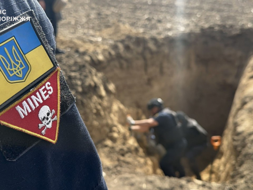 На Запоріжжі посеред поля виявили півтонну російську авіабомбу (фото, відео)