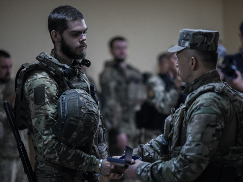 Військовослужбовець з Запоріжжя отримав нагрудний знак «Хрест хоробрих» - що відомо