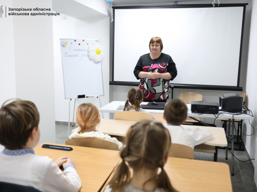 «Можна не хвилюватися, що прилетить ракета»: у Запоріжжі діти з релокованої громади навчаються у змішаному форматі (фото, відео)