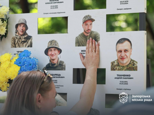 На Алеї пам’яті полеглих Героїв у Запоріжжі з'явилися нові стенди - фото